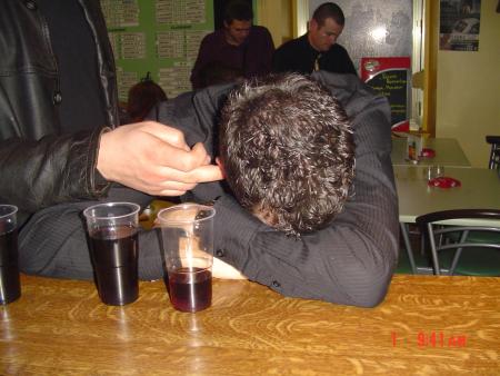 meme avec un doigt dans l'oreille je fini ma nuit....notre serveur...